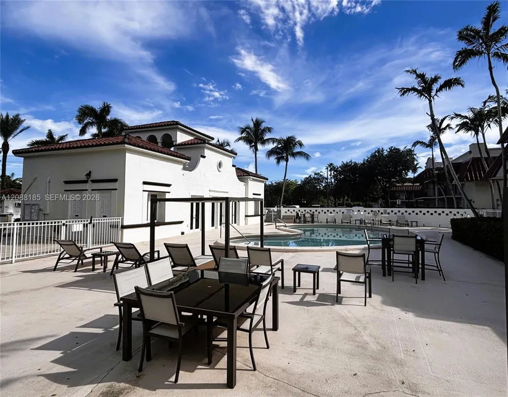 6703 Kendall Dr #405 Pinecrest, FL 33156