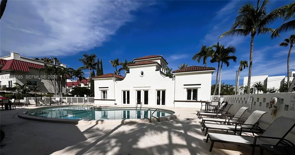 6703 Kendall Dr #405 Pinecrest, FL 33156