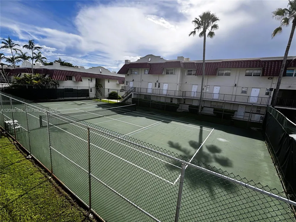 6703 Kendall Dr #405 Pinecrest, FL 33156