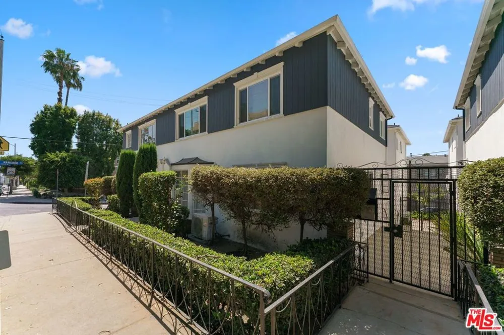 8736 Holloway Drive West Hollywood, CA 90069