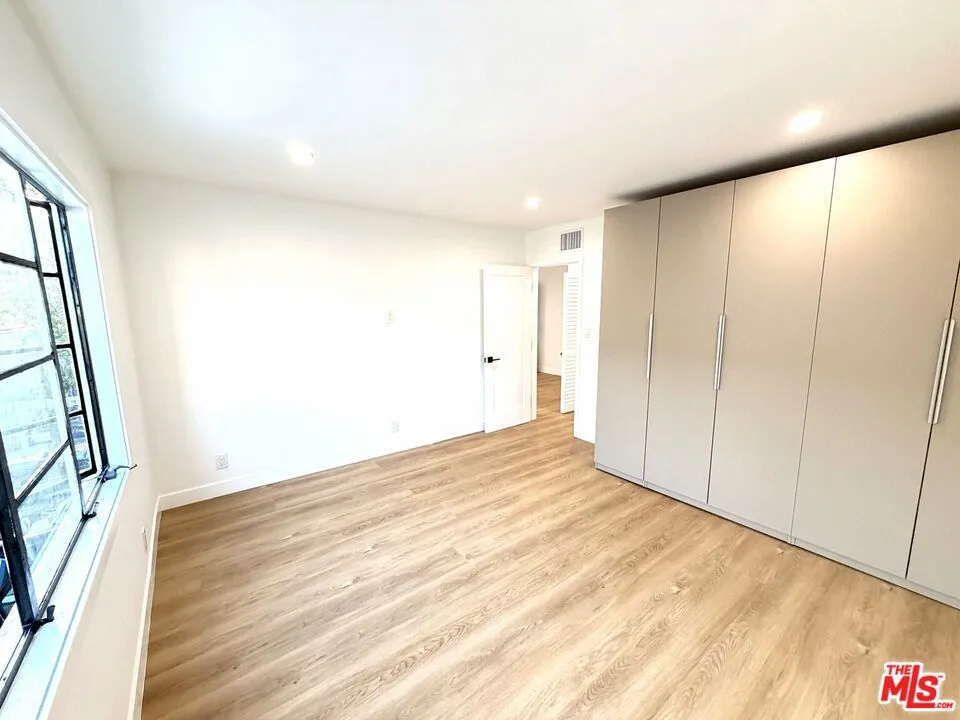 8736 Holloway Drive West Hollywood, CA 90069