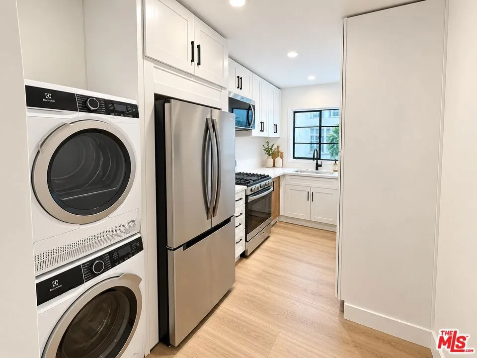 8736 Holloway Drive West Hollywood, CA 90069