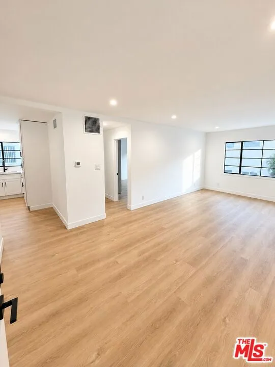 8736 Holloway Drive West Hollywood, CA 90069