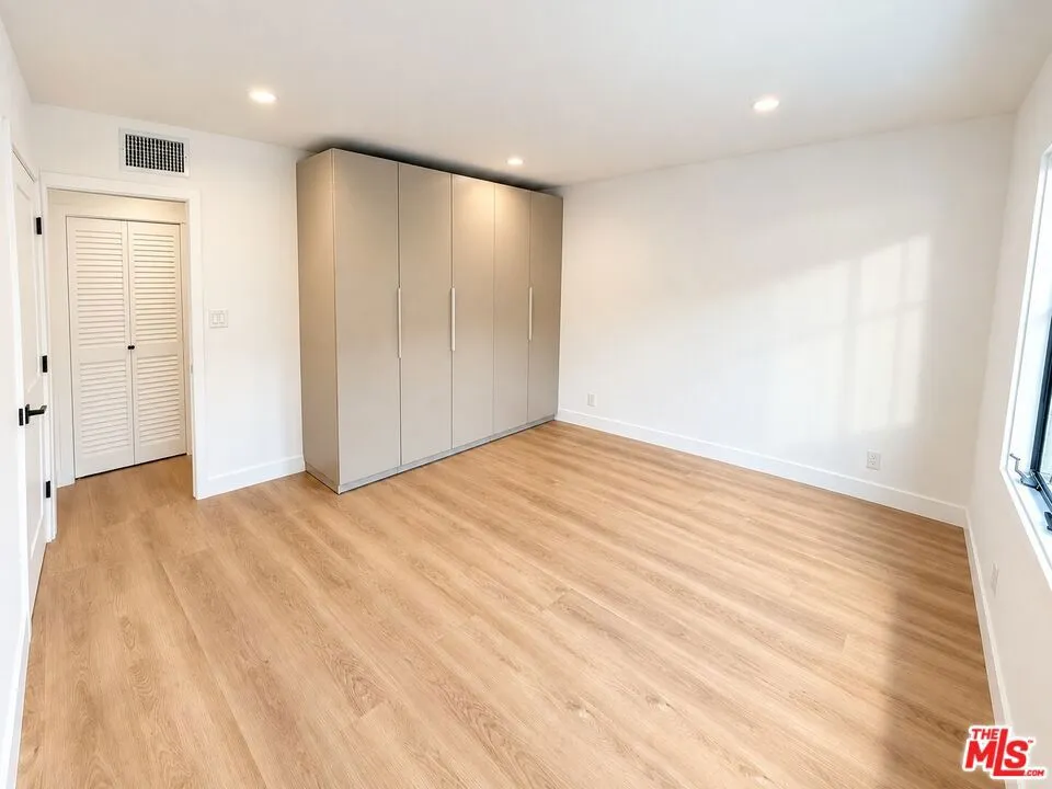 8736 Holloway Drive West Hollywood, CA 90069