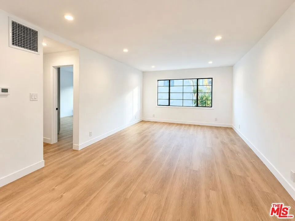8736 Holloway Drive West Hollywood, CA 90069