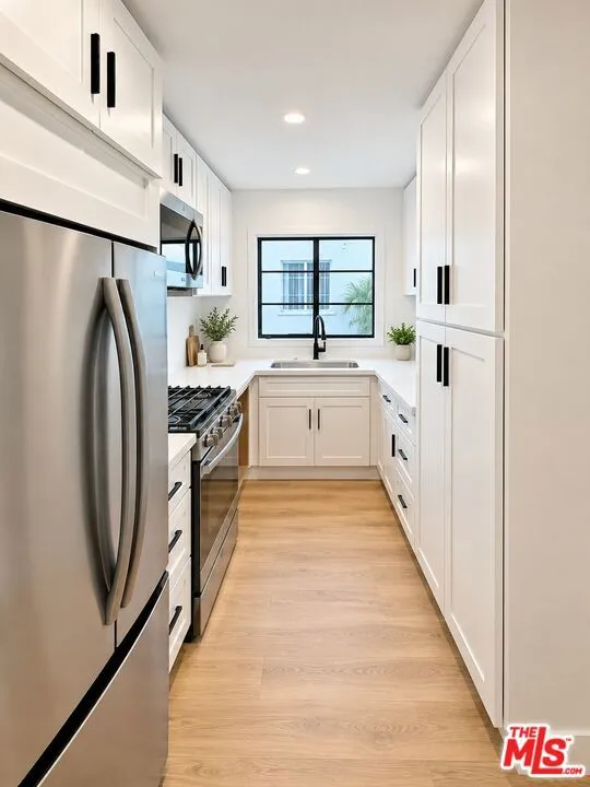8736 Holloway Drive West Hollywood, CA 90069
