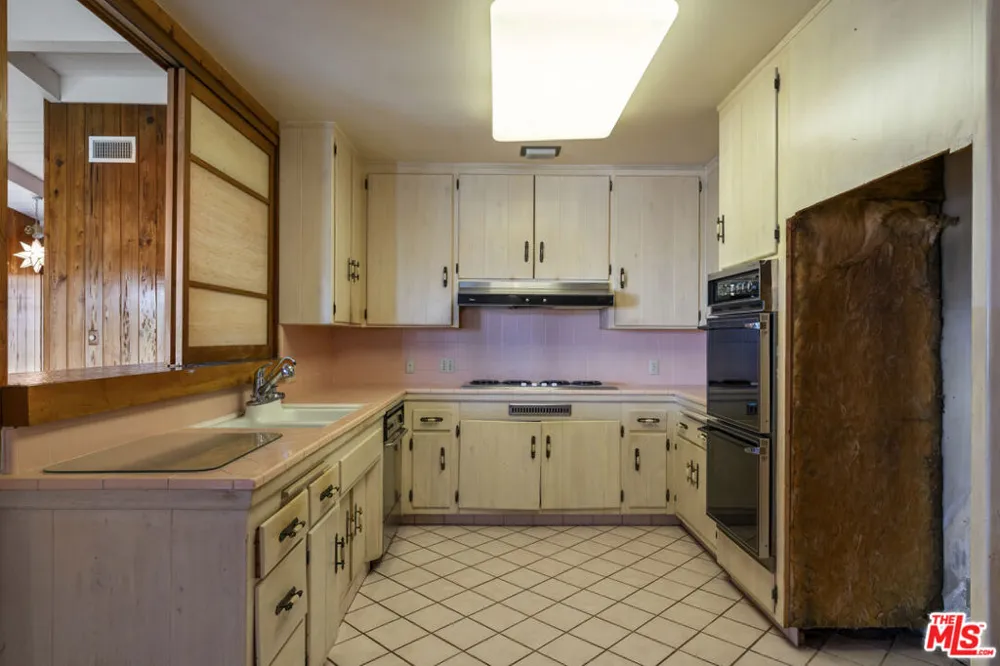 4555 Don Diego Drive Los Angeles, CA 90008