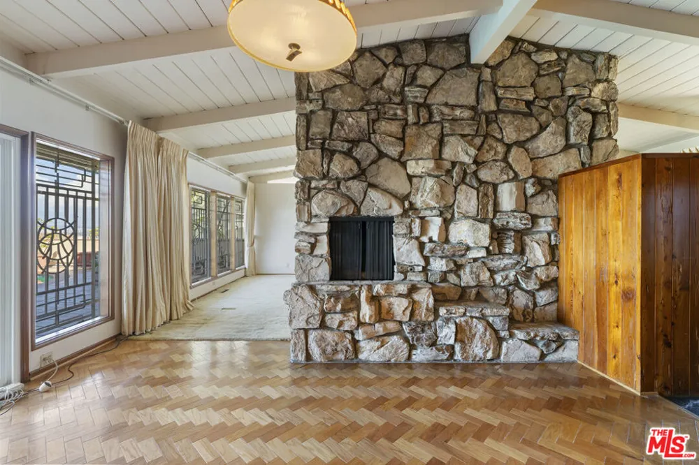 4555 Don Diego Drive Los Angeles, CA 90008