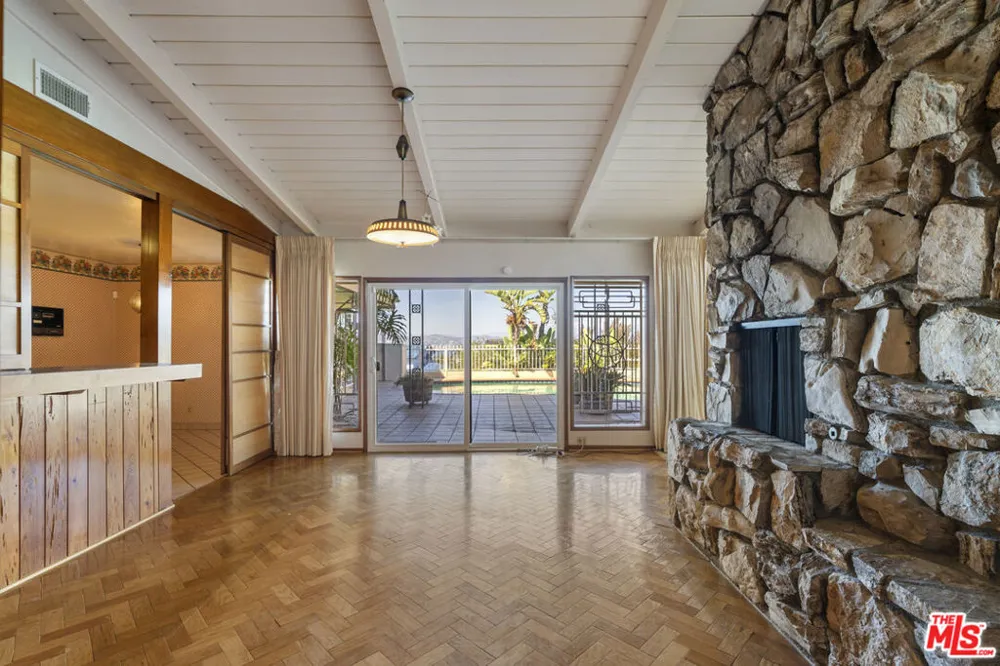 4555 Don Diego Drive Los Angeles, CA 90008