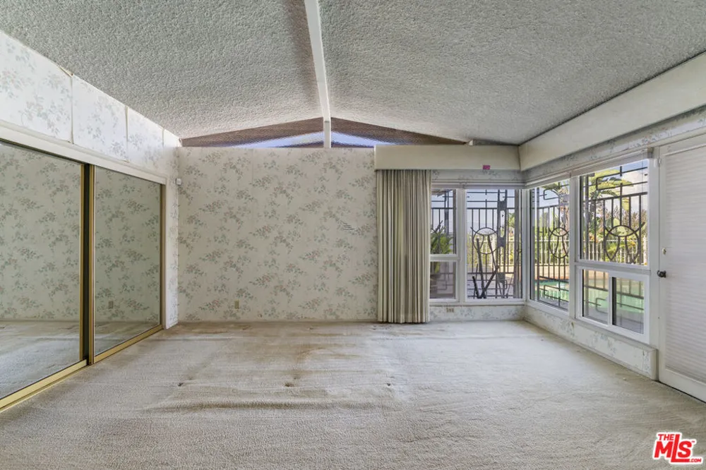 4555 Don Diego Drive Los Angeles, CA 90008