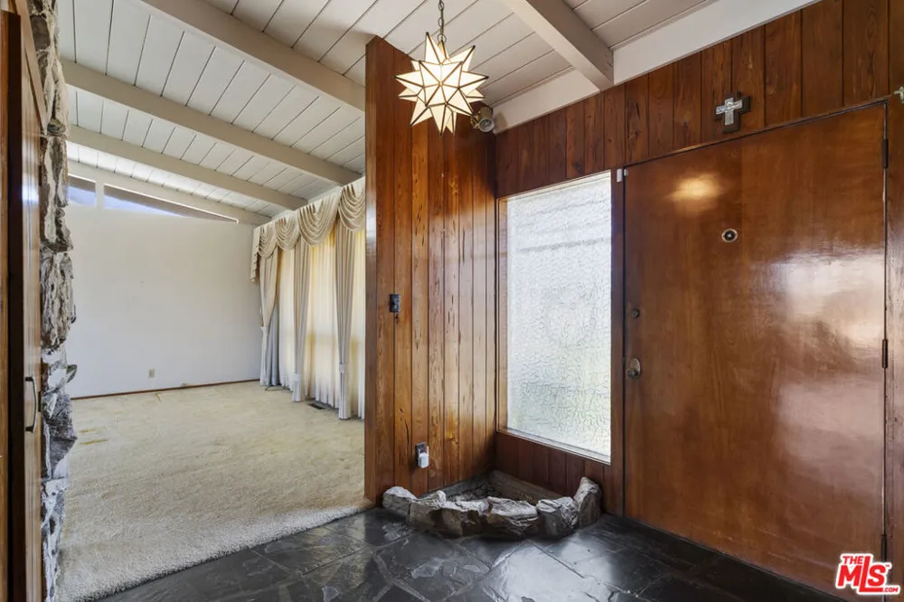 4555 Don Diego Drive Los Angeles, CA 90008