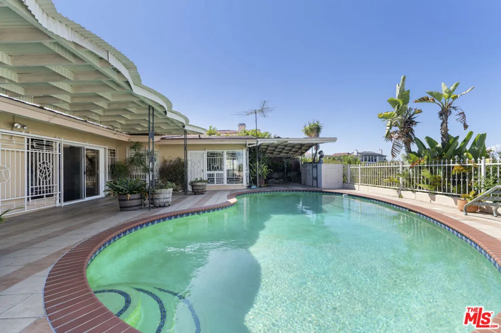 4555 Don Diego Drive Los Angeles, CA 90008