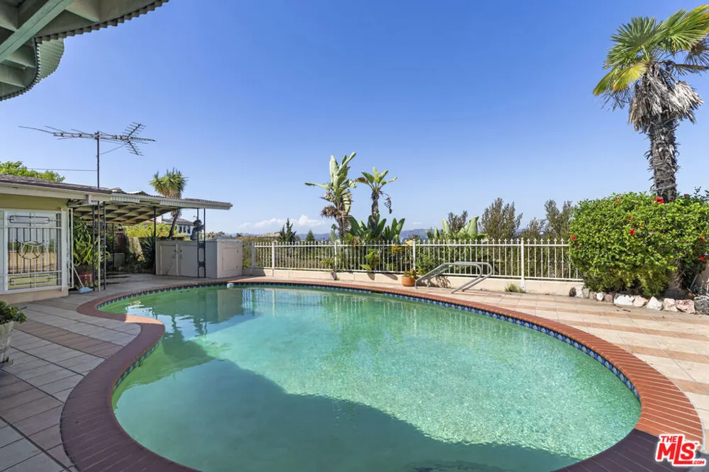 4555 Don Diego Drive Los Angeles, CA 90008