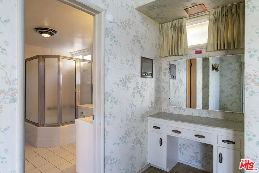 4555 Don Diego Drive Los Angeles, CA 90008