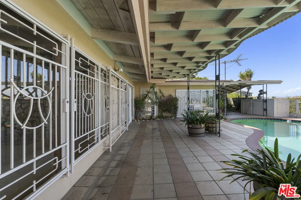4555 Don Diego Drive Los Angeles, CA 90008