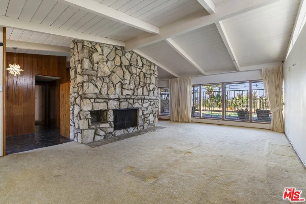 4555 Don Diego Drive Los Angeles, CA 90008