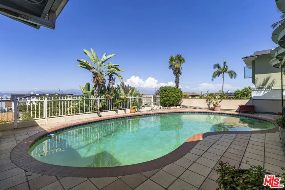 4555 Don Diego Drive Los Angeles, CA 90008