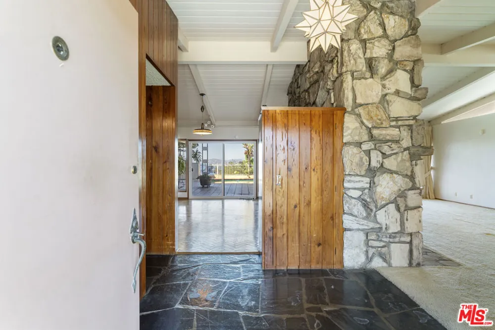 4555 Don Diego Drive Los Angeles, CA 90008