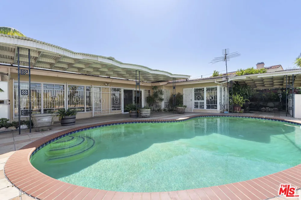 4555 Don Diego Drive Los Angeles, CA 90008