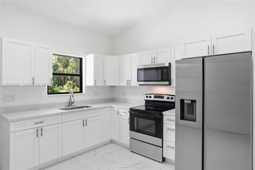 156 Carousel Ave La Belle, FL 33935