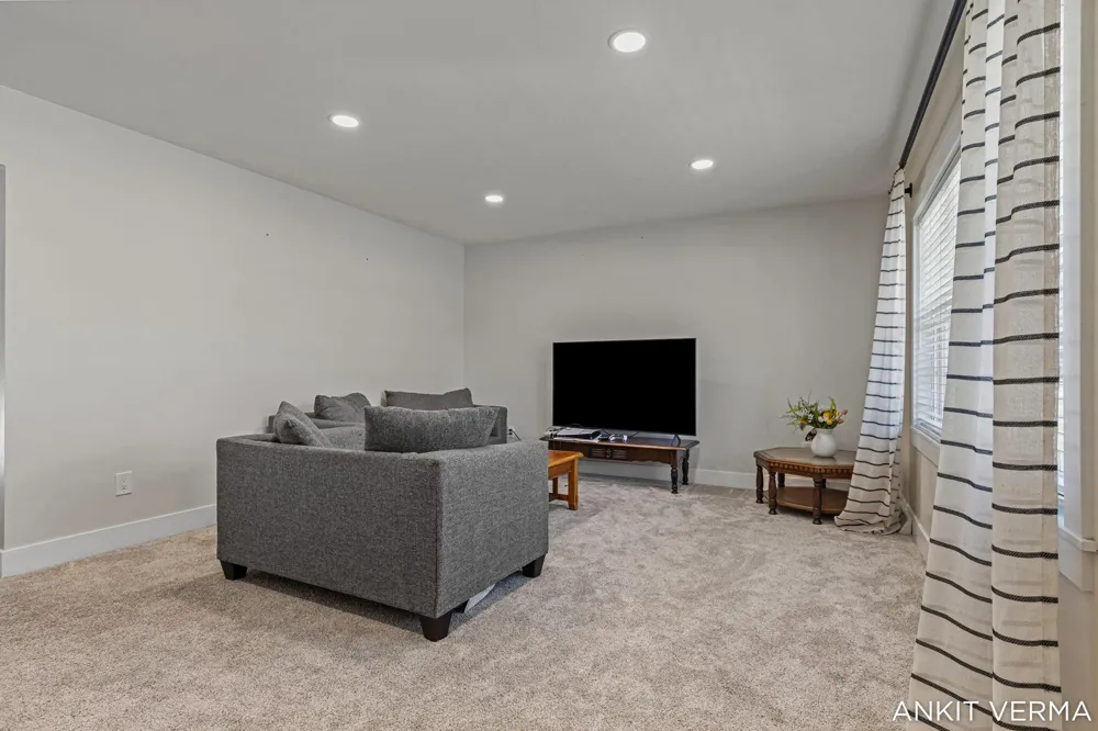 7439 Eastlane Avenue Jenison, MI 49428