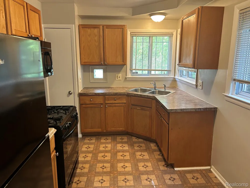 14640 Pearson Street Oak Park City, MI 48237