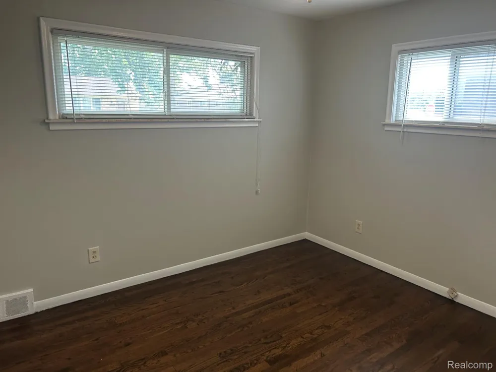 14640 Pearson Street Oak Park City, MI 48237