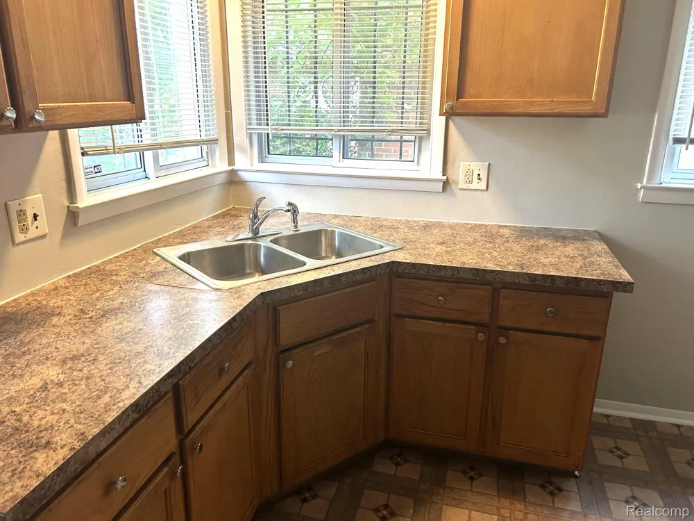 14640 Pearson Street Oak Park City, MI 48237