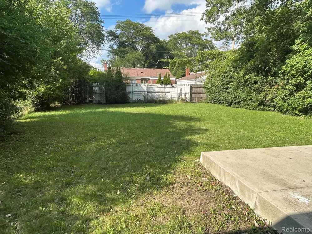 14640 Pearson Street Oak Park City, MI 48237