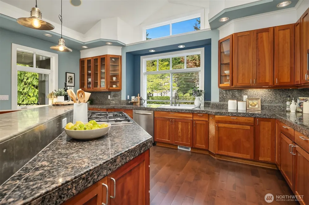5245 Jung Frau Place NW Issaquah, WA 98027