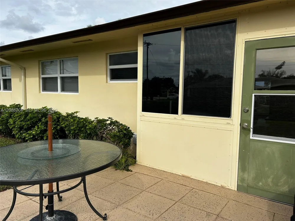 2941 Crosley Dr W #H West Palm Beach, FL 33415
