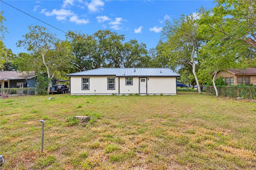 1120 Oakland Alice, TX 78332