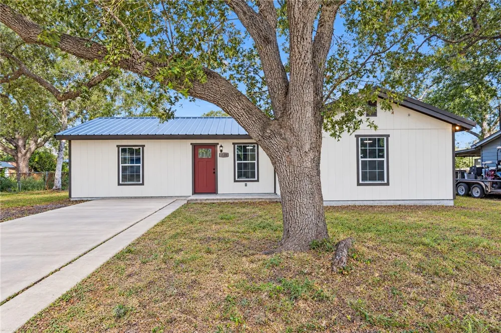 1120 Oakland Alice, TX 78332