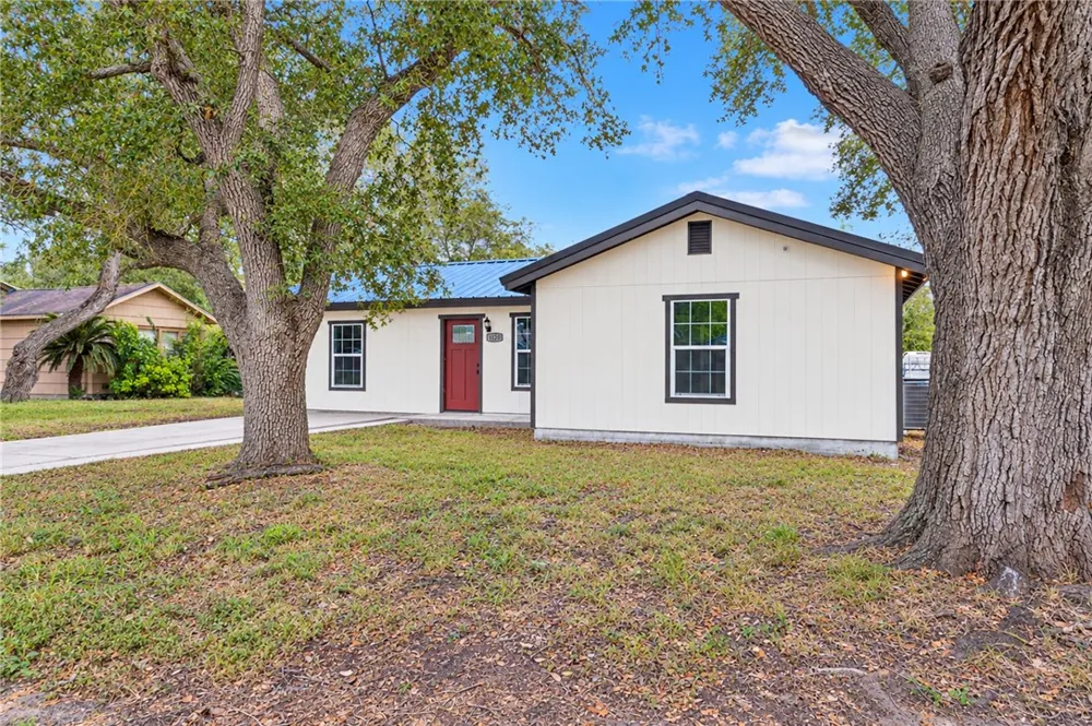 1120 Oakland Alice, TX 78332
