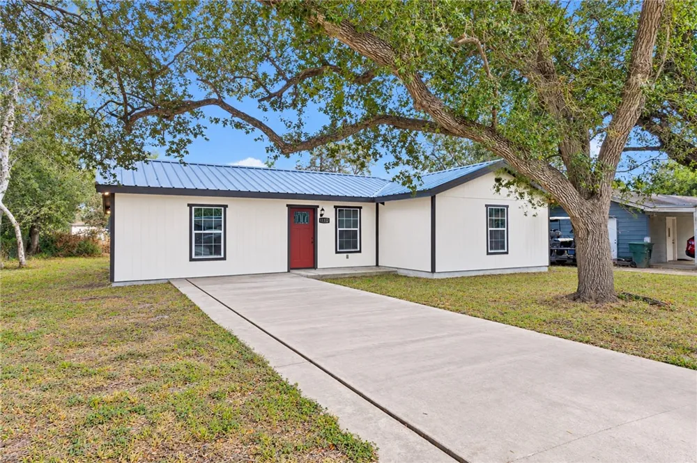 1120 Oakland Alice, TX 78332