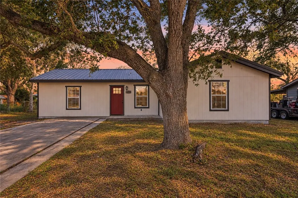 1120 Oakland Alice, TX 78332