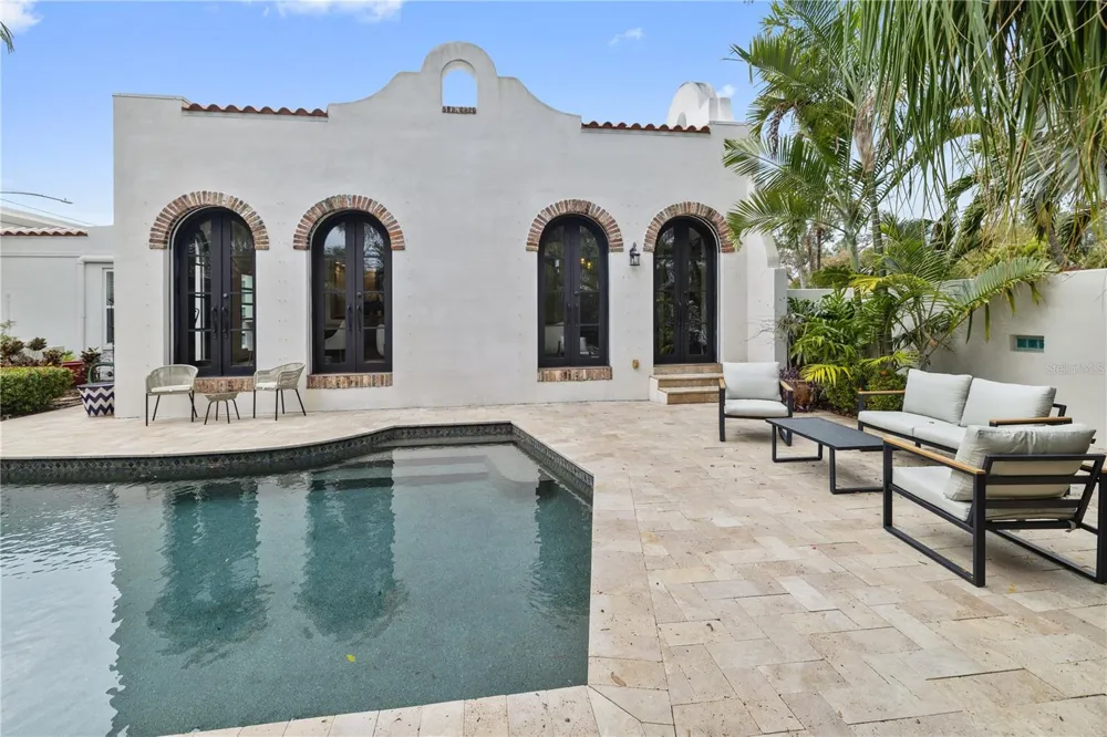 220 14TH AVENUE St Petersburg, FL 33701