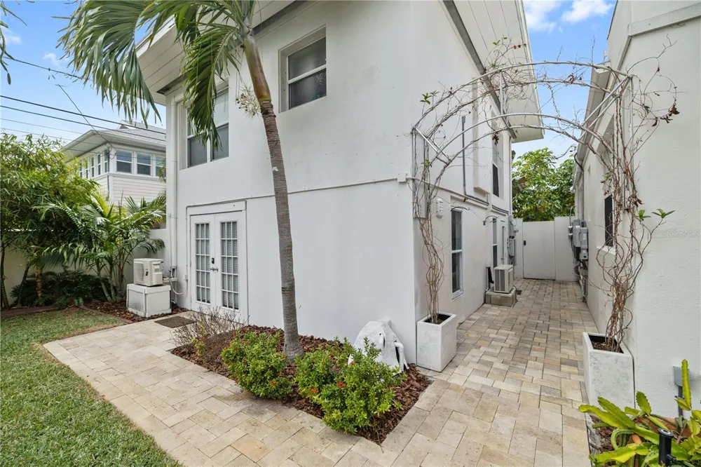 220 14TH AVENUE St Petersburg, FL 33701