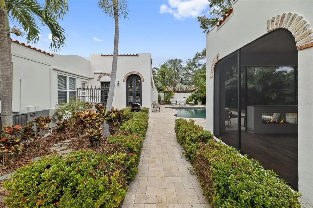 220 14TH AVENUE St Petersburg, FL 33701