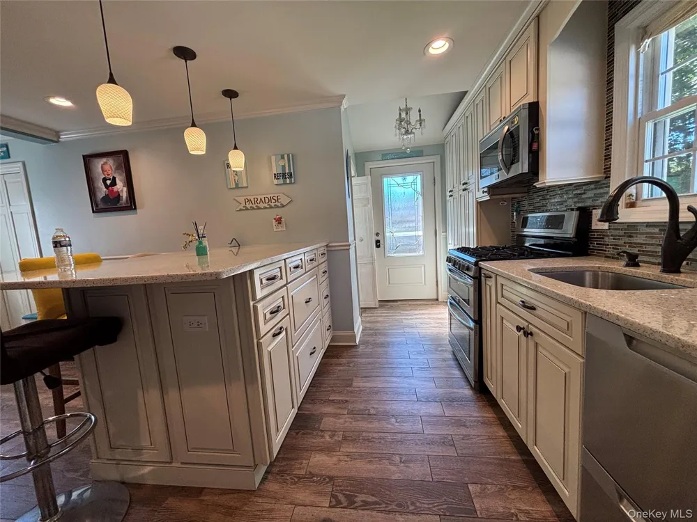 197 S 7th Street Lindenhurst, NY 11757