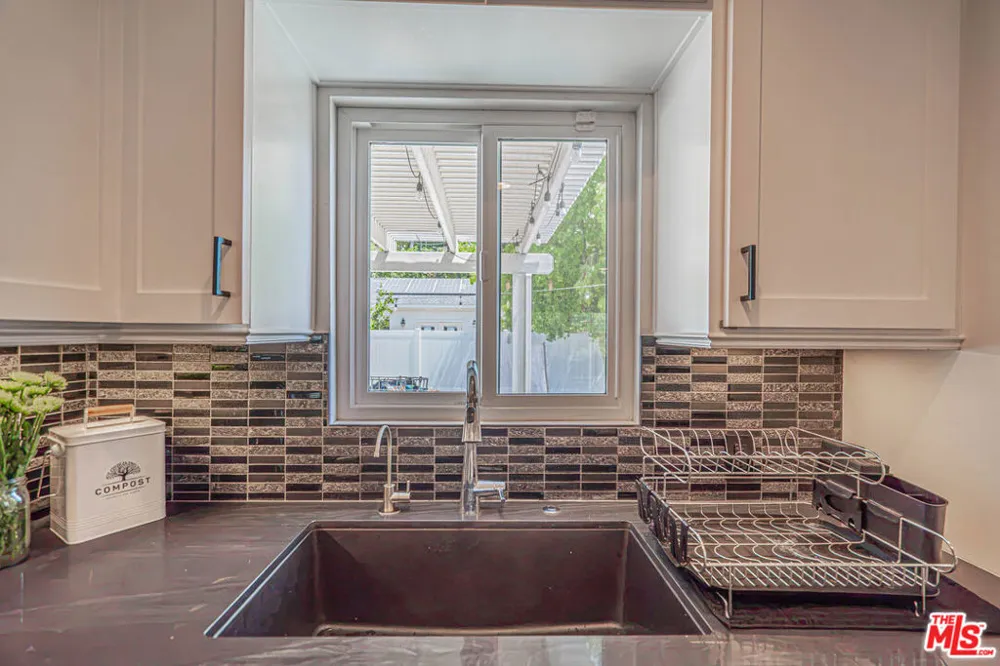 7044 Garden Grove Avenue Los Angeles, CA 91335