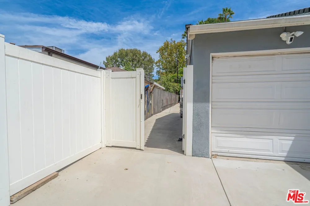 7044 Garden Grove Avenue Los Angeles, CA 91335