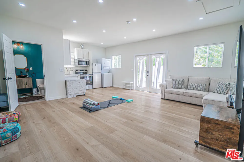 7044 Garden Grove Avenue Los Angeles, CA 91335