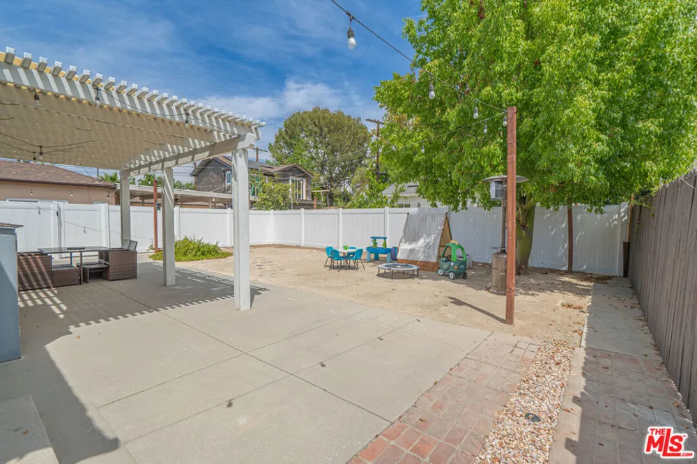 7044 Garden Grove Avenue Los Angeles, CA 91335