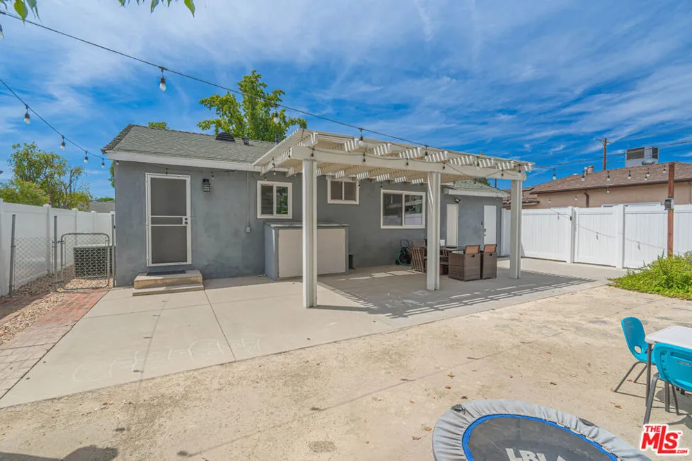 7044 Garden Grove Avenue Los Angeles, CA 91335