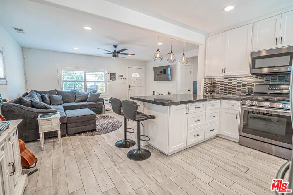 7044 Garden Grove Avenue Los Angeles, CA 91335