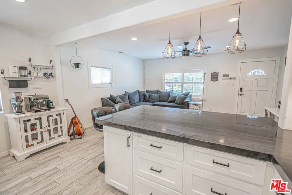 7044 Garden Grove Avenue Los Angeles, CA 91335
