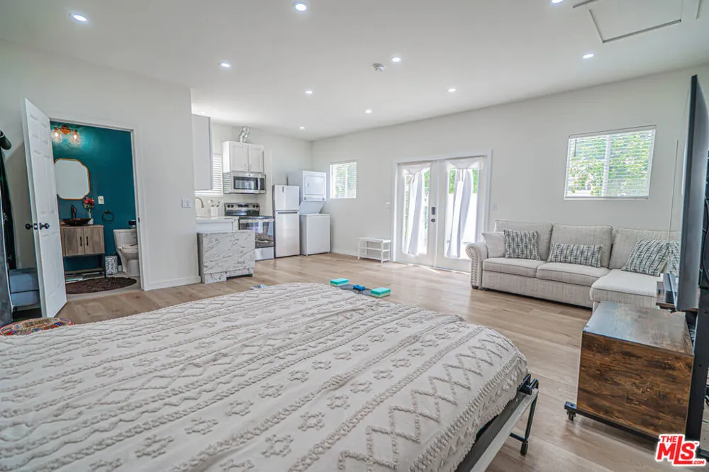 7044 Garden Grove Avenue Los Angeles, CA 91335