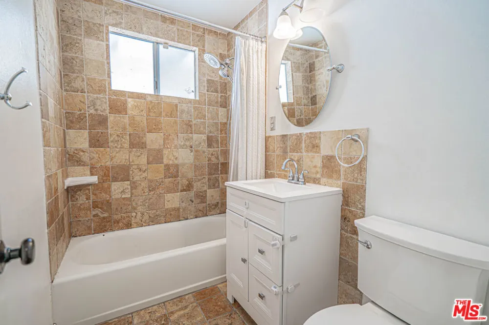 7044 Garden Grove Avenue Los Angeles, CA 91335
