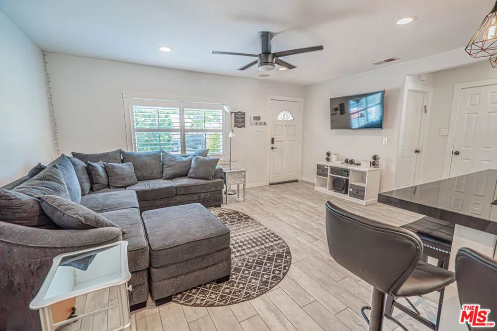 7044 Garden Grove Avenue Los Angeles, CA 91335